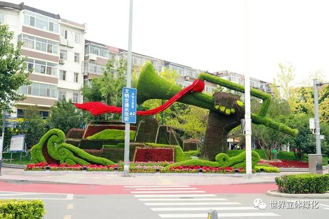14北京大興區(qū)建黨百年主題花壇《鐵血鑄軍魂》.jpg